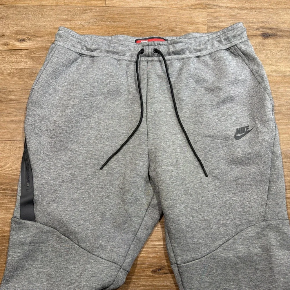 Nike Men's XL Tech Fleece Joggers Pants Gray Tapered Pockets 805162-091